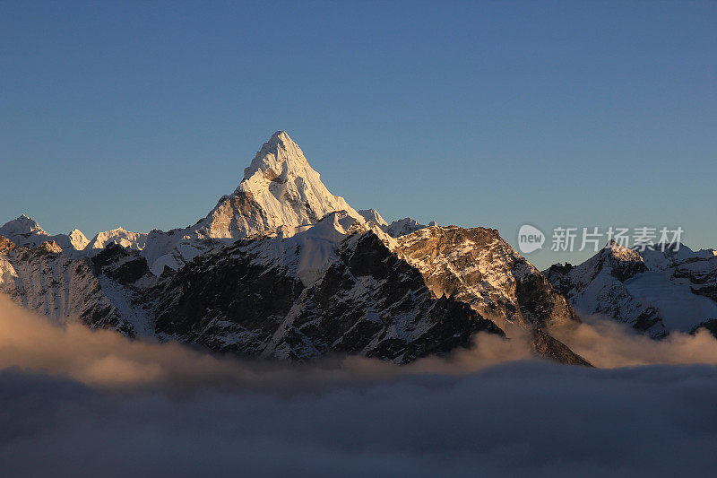 日落前的Ama Dablam山，从尼泊尔Kala Patthar观看。